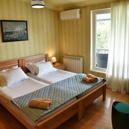 4Bd Appartaments With Cozy Garden Tbilisi Bagian luar foto