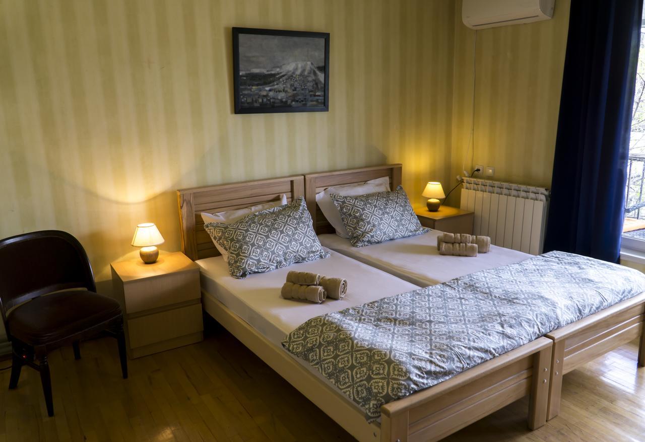 4Bd Appartaments With Cozy Garden Tbilisi Bagian luar foto
