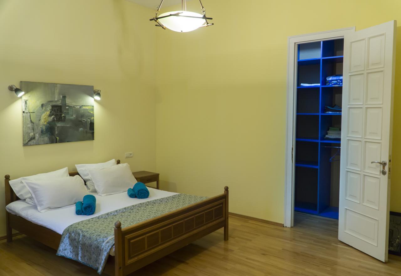 4Bd Appartaments With Cozy Garden Tbilisi Bagian luar foto