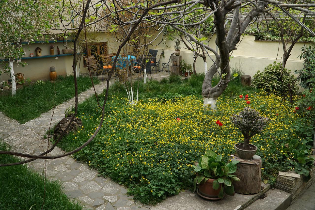 4Bd Appartaments With Cozy Garden Tbilisi Bagian luar foto