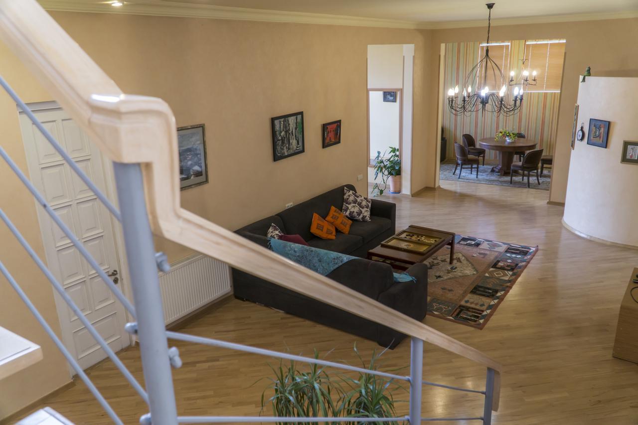 4Bd Appartaments With Cozy Garden Tbilisi Bagian luar foto