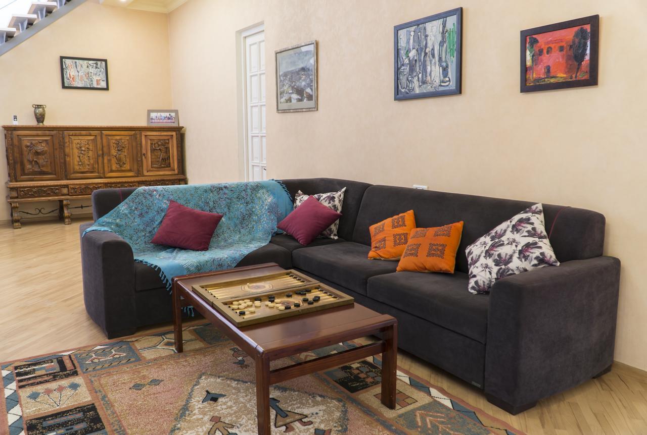 4Bd Appartaments With Cozy Garden Tbilisi Bagian luar foto