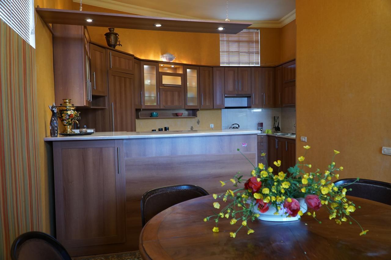 4Bd Appartaments With Cozy Garden Tbilisi Bagian luar foto