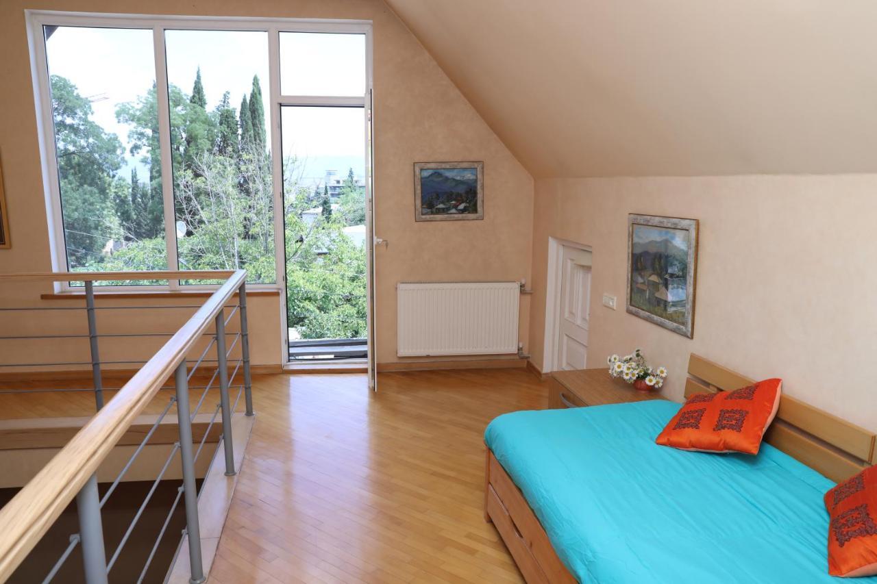 4Bd Appartaments With Cozy Garden Tbilisi Bagian luar foto