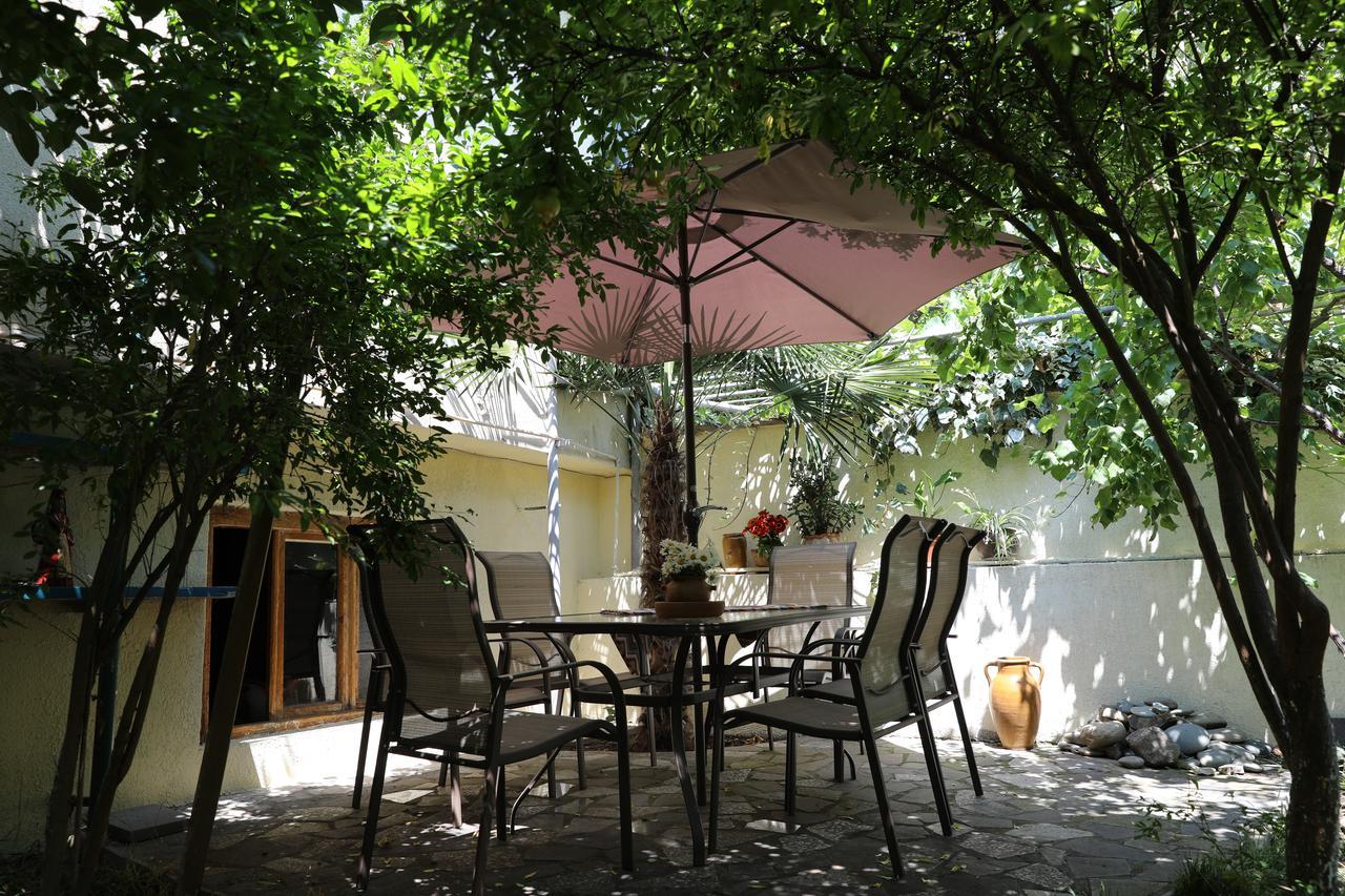 4Bd Appartaments With Cozy Garden Tbilisi Bagian luar foto