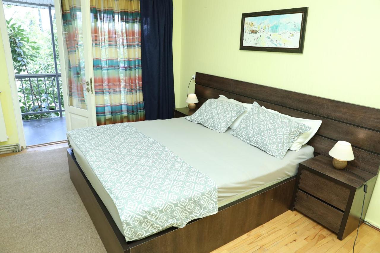 4Bd Appartaments With Cozy Garden Tbilisi Bagian luar foto