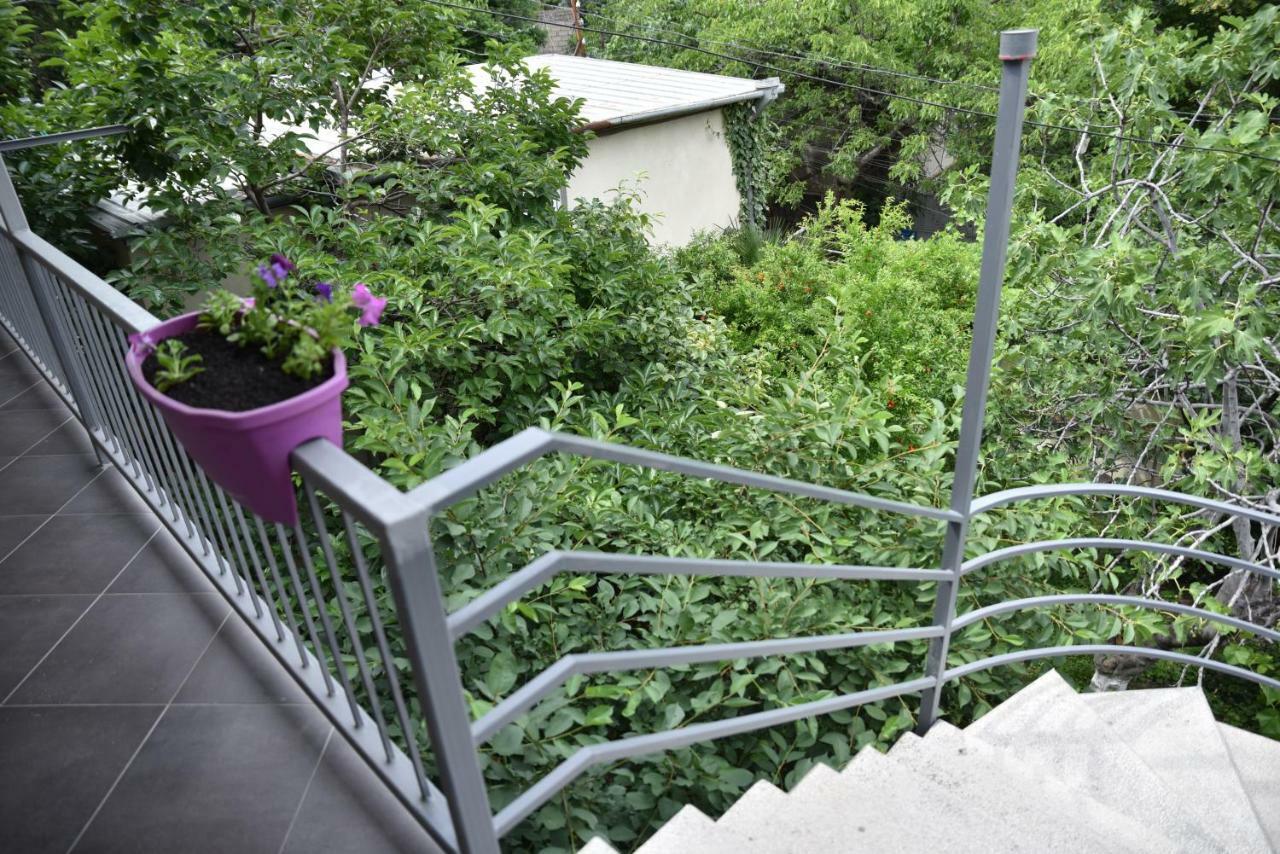 4Bd Appartaments With Cozy Garden Tbilisi Bagian luar foto