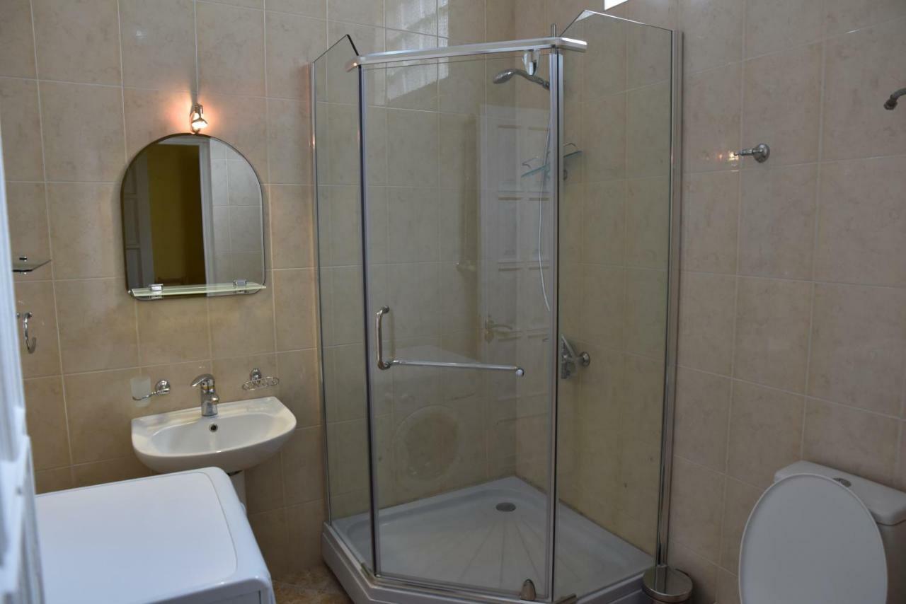 4Bd Appartaments With Cozy Garden Tbilisi Bagian luar foto